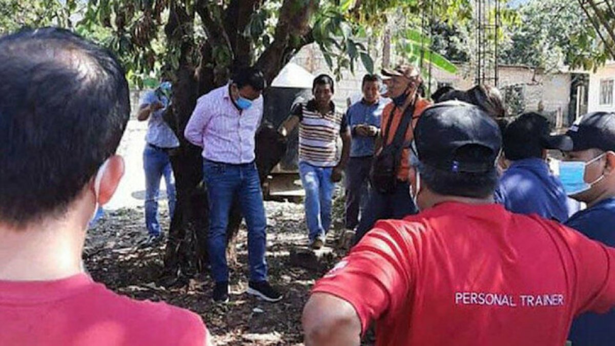 Meksika’da halk, belediye başkanını ağaca bağladı